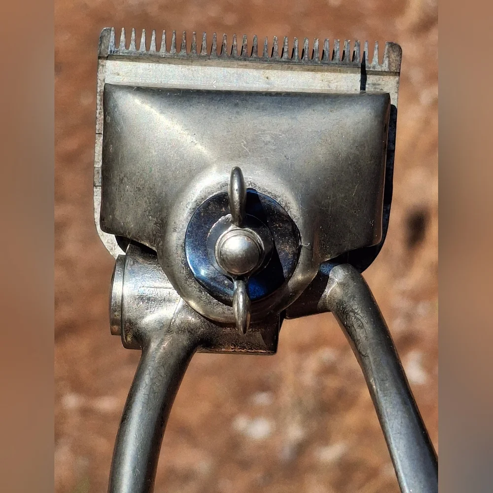 Vintage 1940's John Oster Model 110 Manual Hair Clippers